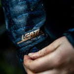 Defy the elements with LEATT Jacket MTB AllMtn 5.0 V22. Advanced features for all-day comfort on the trails.