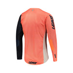 Take your youth's biking adventures to the next level with the LEATT Gravity 4.0 Junior V22 jersey. It's not just a jersey; it's a statement of style and comfort. With improved features and enhanced breathability, this jersey is designed to keep young riders cool and comfortable during their rides. Whether they're hitting the trails or mastering downhill runs, this jersey will be their trusted companion.