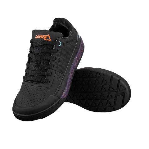 Unleash your biking potential with the LEATT Shoe 2.0 Flat Women. Designed with the female rider in mind, these shoes offer an unbeatable combination of grip and comfort. Whether you're conquering challenging terrain or cruising through scenic trails, these shoes are tailored to your needs. Elevate your biking game and experience the trail like never before.