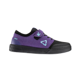 Fuel your young rider's passion for biking with the LEATT Shoe 2.0 Flat Junior. These shoes are specially designed to offer optimal pedal contact, keeping them securely connected to the bike. Whether they're tackling challenging trails or perfecting their skills, these shoes provide the confidence and support they need to explore and excel in the world of mountain biking.