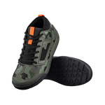 Take your mountain biking skills to the next level with the LEATT Shoe 3.0 Flat. These shoes are engineered to provide optimal pedal contact, stability, and grip. Whether you're navigating technical descents or powering up steep climbs, these shoes offer the support you need to conquer any trail with confidence.