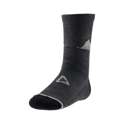 Elevate your mountain biking experience with LEATT Socks MTB V22. These high-performance socks are designed to keep your feet comfortable and dry during your most intense rides. Crafted with advanced materials, they provide excellent moisture-wicking and breathability, ensuring your feet stay fresh. The perfect fit and cushioning add to the comfort, making these socks a must-have for every rider.